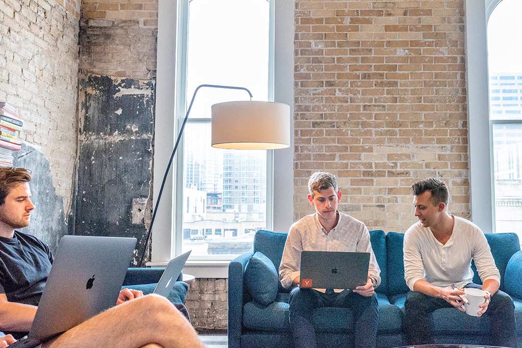 Training content with e-learning platform participants of the learning platform